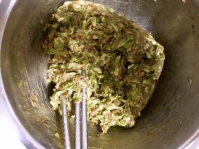 9.将槐花和肉馅搅拌均匀，待用。