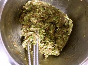9.将槐花和肉馅搅拌均匀，待用。