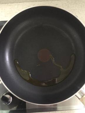 16.不粘锅倒油加热