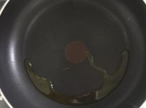 16.不粘锅倒油加热