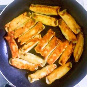 18.锅内无水底部呈焦黄时翻面，直到另一面也煎至焦黄。