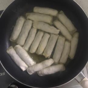 17.将锅贴放入锅中，并加入适量水，加盖闷煎