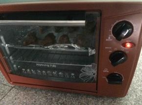 烤箱预热200度10分钟，烤盘放锡纸，放入烤箱180度30分钟即可