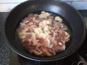 牛肉切成小块冷水入锅