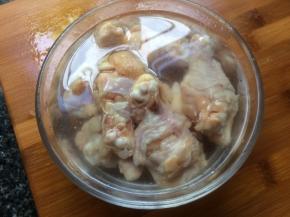 鸡腿洗净