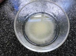 白糖加入温水搅拌均匀