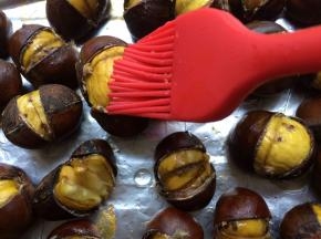 板栗拿出来刷上糖水，再烤5分钟即可