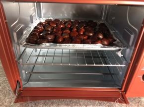 烤箱预热200度10分钟，烤盘铺上锡纸放入板栗，放入烤箱，200度25分钟