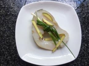 姜片葱放入鳕鱼块上