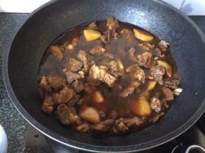 加入红糖，料酒，生抽，老抽，加入一碗水