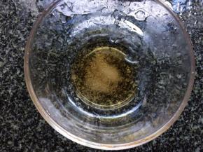 准备一个碗，加入白糖料酒