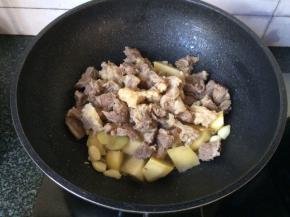 加入牛肉块翻炒