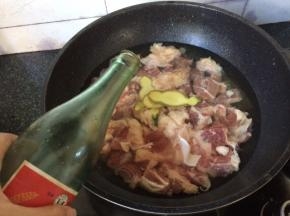 加入姜片料酒去腥