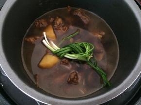 加入葱结，按煮肉健炖煮熟透即可