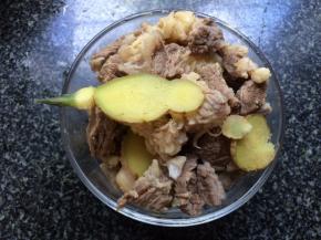 煮沸后捞出冲洗干净，沥干备用