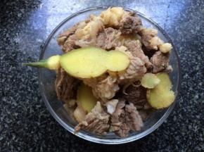 煮沸后捞出冲洗干净，沥干备用