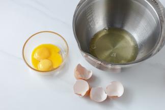 2 分蛋，把蛋清和蛋黄分别放在干净的盆里，蛋清放入冰箱冷冻备用