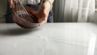 3 可可粉加入开水，拌匀，盖上保鲜膜冷却备用