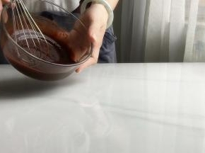 3 可可粉加入开水，拌匀，盖上保鲜膜冷却备用
