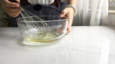 4 把玉米油，清水，细砂糖倒在一起，用蛋抽搅拌均匀，一开始是水油分离的状态，继续搅拌，使液体变得得粘稠，到达充分乳化的状态。这里可以使用40度左右的温水，会加速乳化效果