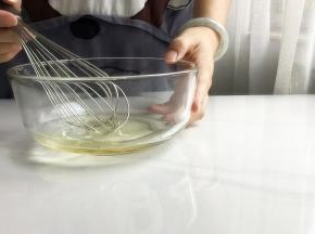 4 把玉米油，清水，细砂糖倒在一起，用蛋抽搅拌均匀，一开始是水油分离的状态，继续搅拌，使液体变得得粘稠，到达充分乳化的状态。这里可以使用40度左右的温水，会加速乳化效果
