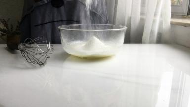 5 筛入低粉，用蛋抽搅拌轻轻至看不到干粉即可