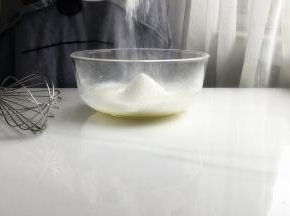5 筛入低粉，用蛋抽搅拌轻轻至看不到干粉即可
