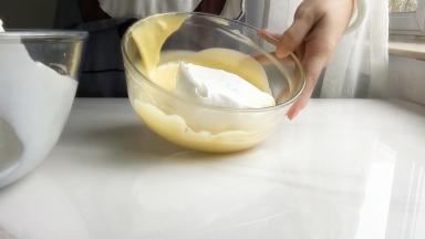 8 取三分之一的蛋白霜加入进去，用抹刀切拌翻拌混合
拌好的蛋糕糊倒回蛋白霜盆里，继续用切拌和翻拌的手法拌匀
再把拌好的蛋糕糊倒回蛋白霜盆里，继续用切拌和翻拌的手法拌匀