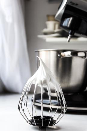 7 蛋白分次加糖打发至小尖角状态
蛋清大概冷冻了十分钟左右，手摸一下打蛋盆还会感觉冰冰的
这个状态打发出的蛋白霜会是非常稳定细腻的
厨师机开1档（电动打蛋器也是一样的操作），低速把蛋清打散加入第一次糖粉
继续开高速3档打发
至提起打蛋头能带出较为粗糙的蛋白霜加入第二次糖粉
继续开中速2档打发，
加完第三次细砂糖之后，速度要调整为1档，中低速
开始整理大气泡，慢慢抬起打蛋投，可以拉出小弯勾即可