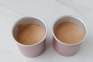 10 拌好的可可蛋糕糊倒入4寸加高的学厨戚风模具里，轻震模具，去除大气泡
     正好是两个七分满的状态，
     放入提前预热好的烤箱，150度烘烤50分钟