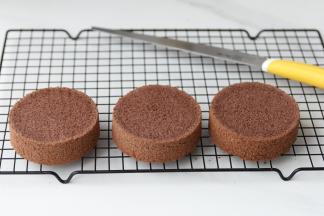 12 放凉后把可可戚风蛋糕分成三片