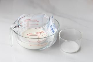 13 把细砂糖倒入淡奶油中打发，打发至有纹路，大概6-7分发（不用打太过因为饼干会吸水现        在打太过等一下奶油比较难抹开）