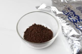 14 奥利奥压成粉末，加入淡奶油中，继续打至9分发就可以了