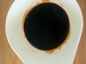 生抽老抽白糖放入碗中拌匀备用