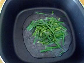 热锅凉油，下葱段。