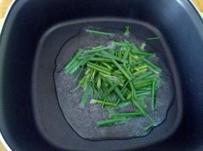 热锅凉油，下葱段。