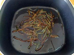 小火至葱焦黄。