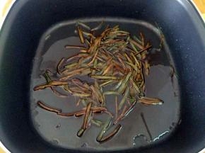 小火至葱焦黄。