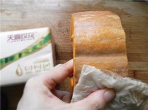 南瓜连皮洗干净，用抽纸擦干皮和表面。