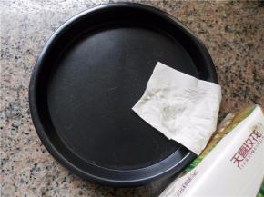 用纸擦干洗净的9寸披萨盘。