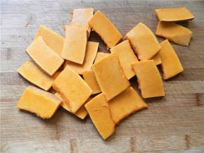 南瓜切成厚片，可随自己切成什么形状和厚度（我切成不到1CM的厚度）。