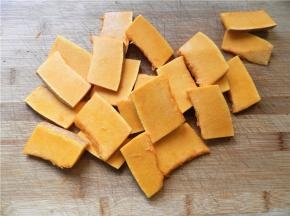 南瓜切成厚片，可随自己切成什么形状和厚度（我切成不到1CM的厚度）。