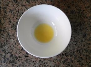 黄油隔热水融化成液态（或微波炉加热1分钟）。