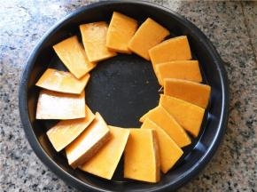 刷好油的南瓜片围在披萨盘上。