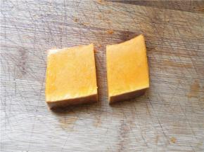 剩下没摆盘的南瓜片（也已涂好油），再对半切开。