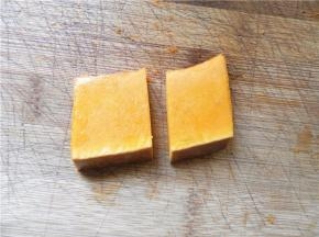 剩下没摆盘的南瓜片（也已涂好油），再对半切开。