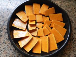 摆放在披萨盘的中间位置。