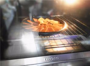 烤箱不用预热，170度中层，南瓜盘放入UKOEO HBD-5002烤箱先烤18分钟（如果南瓜切得厚，烤的时间相对较长，大概25分钟左右）。