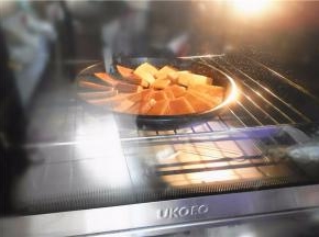 烤箱不用预热，170度中层，南瓜盘放入UKOEO HBD-5002烤箱先烤18分钟（如果南瓜切得厚，烤的时间相对较长，大概25分钟左右）。