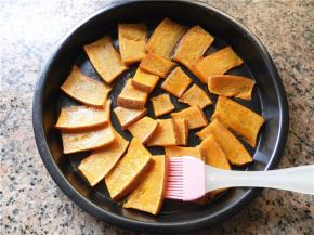 取出南瓜，先在南瓜底面刷上一层蜂蜜。